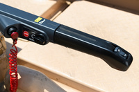 操作方法は基本的にエンジン推進機と同じで、写真のレバーを左右にひねって速度を制御。先端部の「F／R」のスイッチで、前進／後退を切り替える。