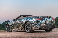 「レクサスLC」のオープントップバージョン登場　SUPER GTドライバーが英国でデモランを披露の画像