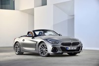 新型「Z4」は、重心を低く見せるようにデザインされたグリルとBMWでは初となる縦長のヘッドライトが、フロントでの特徴となる。