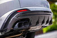 リアのパンパ―とカーボン製のディフューザー、スクエア形状のテールパイプフィニッシャーは「トロフェオ」専用のアイテム。