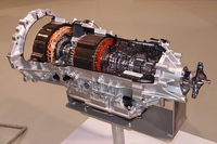 「Multi-stage THSII」。写真で右半分にあたる「システムステージ変速機構」の働きにより、幅広い速度域で効率とパフォーマンスを向上させたとうたわれる。