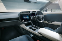 低く配置したインストゥルメントパネルや、シンプルなドアトリムによって、インテリアはクリーンな印象に仕上げられている。