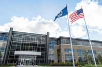 北米自動車部門本社の面積は約1万7500平方m。約1000人の社員がコネクテッドカー技術や車載オーディオ機器、テレマティクスなどの先進技術の研究・開発に従事している。