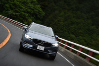 「ボルボXC60」には、走行安定性を高める「ロール・スタビリティー・コントロール」や「コーナー・トラクション・コントロール」といった機能が備わっている。