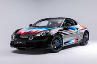 アーティストとコラボした特別仕立ての「アルピーヌA110S」登場