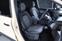 シート表皮はファブリックと合皮のコンビタイプだ。