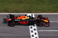 0.036秒秒というわずかの差で予選2位となったフェルスタッペン（写真）。スペインGPで最後にレッドブルがフロントローにつけたのは2011年であることを考えれば、今季のマシン＆ホンダのパワーユニットの総合力の高さが本物であることがうかがえよう。レースでは抜群の滑り出しで1位の座を奪うも、メルセデスの2ストップ作戦に屈服し2位となり、ハミルトンとのポイント差は14点に開いた。チームメイトのセルジオ・ペレスは、肩に痛みを抱えながら予選8位、レースでは昨季レーシングポイントで記録したのと同じ5位でゴール。（Photo=Getty Images / Red Bull Content Pool）