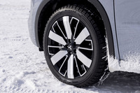 装着されていたスタッドレスタイヤはブリヂストンの「ブリザックDM-V3」。北海道・北東北の主要都市での装着率が23年連続No.1をうたう安心と安定のブランドだ