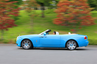 車両重量が2.5tを優に超える「ドーン」だが、パワフルなV12エンジンの搭載により、0-100km/h加速は4.9秒という動力性能も実現している。