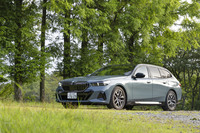 「セダン」から7カ月遅れの2024年2月に国内導入が発表された新型「BMW 5シリーズ ツーリング」。5シリーズとしては第8世代、ツーリングとしては第5世代ということになる。