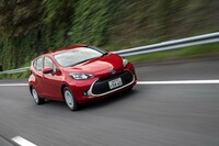 駆動用のバイポーラ型ニッケル水素バッテリーをリアセクションに搭載。従来型よりも出力性能が110％、入力性能が95％アップしている。