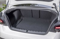 トランクルームの容量は390リッター。後席の背もたれは40：20：40分割で前に倒せる。