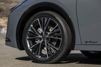 2リッターモデルに組み合わされる19インチアルミホイール。4WDモデルであることを示す「E-Four」のエンブレムは、写真のように、助手席側フロントドアの下方にだけ添えられる。