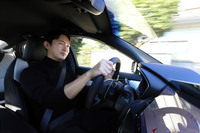 気鋭のインテリアコンサルタントとして活躍する神戸アレック氏。神奈川・横浜と山梨・河口湖の2拠点を往復する生活のためにクルマは欠かせない存在で、これまでに50台以上を乗り継いできた生粋のカーガイでもある。