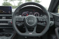 ディンプル加工が施された「マルチファンクションスポーツステアリングホイール」。下端がフラットなデザインが特徴的。