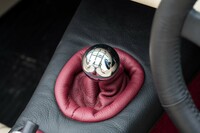 シフトノブは今どき珍しいほどのショートストローク型。動きはゴキゴキと骨っぽく、森口氏のように小気味よいシフトを味わうには、いささかの慣れと経験が必要だ。