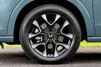 タイヤも専用に開発してもらったという「ZR-V」。取材車には「ブリヂストン・アレンザH/L33」と「ヨコハマ・アドバンdB V552」が装
	着されていた。