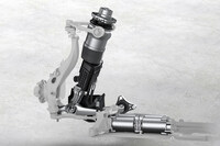 「ポルシェアクティブライドサスペンション」は、油圧ポンプによる制御機構を備えたダンパーとエアサスペンションを組み合わせたものだ。4輪の伸縮をアクティブに、瞬時に調整することが可能で、より緻密で幅広い姿勢制御を可能としたほか、スタビライザーを省いたり、エアサスをシングルチャンバー式にしたりと、機構の軽量化や高効率化にも寄与している。