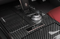 インテリアカーボンキットを採用。「Ribelle」バッジも装着される。