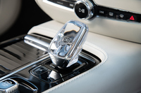 スウェーデン・オレフィス社のクリスタルを用いたシフトセレクター。「T4」や「T5」にはない、プラグインハイブリッド車の専用装備だ。