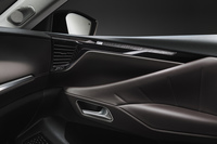 「DS 4」のインテリア。ダッシュボードからドアの内張りまで連続する、一体感あるデザインが採用されている。