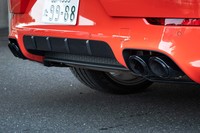 大型リアディフューザーとスポーツエキゾーストシステムも「ライトウェイトスポーツパッケージ」に含まれるオプション。ディフューザーはカーボン製だ。