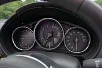 エンジン回転計のレッドゾーンの始まりは、従来の6400rpmから7200rpmに引き上げられている。