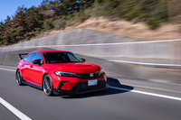 巨大な空力パーツが装着された「無限シビック タイプRグループA」。野太いエキゾーストノートはすごみがあり、タダモノではない気配を漂わせる。