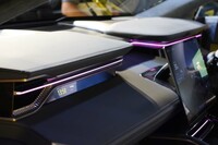 独特の形状のダッシュボード上面は、リアスポイラーの形状をモチーフにデザインされている。