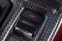 ドライブモードセレクターはシフトレバーの右側にレイアウト。「＋R」スイッチがプッシュボタンとして独立したのが新しい。