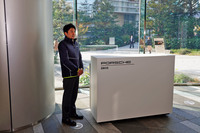 虎ノ門ヒルズの2階に設置された「ポルシェ・ドライブ」の受付カウンター。