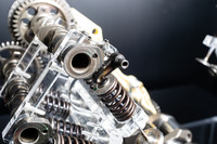 新しい動弁機構により、「ムルティストラーダV4」はバルブクリアランスの点検・調整が6万kmごと、オイル交換が1万5000kmごとと、二輪車としては驚異的なメンテナンスサイクルを実現した。