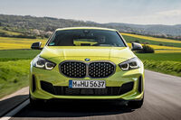 BMWのエントリーモデルである「1シリーズ」。「M135i xDrive」はその高性能グレードであり、今回シャシーを中心に改良を受けた。