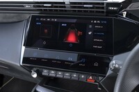 シートヒーターとステアリングヒーターも完備。これらを含めた空調や360度カメラなどのショートカットをメインスクリーン下の「i-toggles」と呼ばれる部分に並べておける。