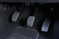 運転席の足元にフットレストはなく、クラッチから左足を離す時は、ヒザを折ってフロアに足を置くこととなる。