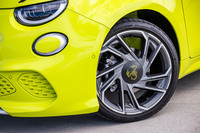 ダイヤモンドカット処理が施された18インチホイールは、10本スポークデザインの「アバルト500e」専用アイテム。今回の試乗車は、これに205/40R18サイズの「ブリヂストン・ポテンザ スポーツ」タイヤを組み合わせていた。