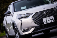 日本に導入される「DS 3クロスバック」の全グレードに、前走車や対向車の動きを解析し自動調光を行う「DSマトリクスLEDビジョン」が標準で装備されている。