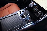 シフトセレクターは、ダイヤル式だった従来型から、クリケットのボールをモチーフにしたというレバー式に変更された。