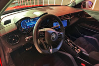 メーターナセルは往年のアルファ・ロメオに範をとったビノーコロ（双眼鏡）型。ATセレクターを包括したセンターコンソールの傾斜は、姉貴分である「ステルヴィオ」や「トナーレ」よりも急だ。ドライブモードセレクター「アルファ・ロメオDNA」のコントローラーは、アップダウン式のスイッチに変更されている。