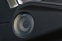 日本仕様は、ボディーカラーや内装の選択を問わず“ワンプライス”で2130万円の設定。BMW Individualのフルレザーメリノシートや「Bowers&Wilkinsダイヤモンドサラウンドサウンドシステム」、4ゾーンエアコンなどが標準装備となる。