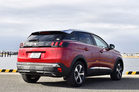 ボディーカラーは「アルティメット・レッド」。「ブラックダイヤモンドルーフ」（ツートンボディーカラー）が標準で採用される。