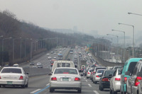 ソウル近郊の高速道路の様子。ソウル周辺では片側5車線あっても渋滞が激しい。一極集中の極致なので致し方ないか。ちなみに韓国は日本と異なり、車両は右側通行となる。