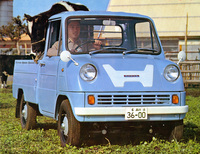 ホンダ初の四輪車にして日本初のDOHCエンジン搭載市販車だった1963年「ホンダT360」。4連キャブレターを備えた354cc水冷4ストローク直列4気筒DOHCエンジンは、ライバルの約5割増となる最高出力30PSを発生した。