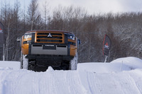 「トライトン」には大きな勾配を登って降りてを繰り返すコースで試乗。こんなジャンプ台を飛んで着地してもサスペンションが底づきするようなそぶりを見せなかったのが頼もしい。