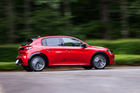 最新の「208」には、グループPSAのBセグメントおよびCセグメント用に開発されたという最新世代プラットフォーム「CMP（Common Modular Platform）」が採用されている。