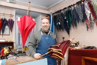 トリノの高級カスタムメイド傘工房「オンブレッリフィチョ・トリネーゼ」の5代目、カルロ・スイーノさん。