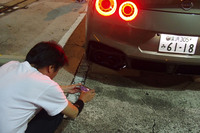 騒音規制をクリアしつつ、従来同等のパフォーマンスと迫力あるサウンドを実現したという新構造のマフラーをスマホで撮影。排気管の途中に分岐とレゾネーターを設けることで低音域のサウンドを消音しているとか。これが2024年モデルのキモといってもいい。