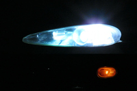 全国のフラッシュライトユーザーの皆さま、いらないなんて言ってゴメンナサイ。ちなみに編集部の折戸は、本ページの動画に「まじっすか！ 超アツいじゃないですか」と大興奮だった。うーむ。編集部内に記者よりカスタムに寛容な男がいるとは……。