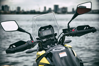 前傾の少ない快適なライディングポジションを支えるアップハンドル。良好な足つき性をかなえる800mmの低いシート高とも相まって、ストレスフリーなライディングを実現している。