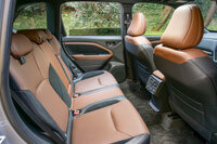 リアシートの開放感も、長らく受け継がれる「フォレスター」の美点。後席の乗員をハッピーにせんがために、フォレスターはデカい窓、デカいキャビンという、プロポーション的な不利を甘んじて受け入れているのだ。